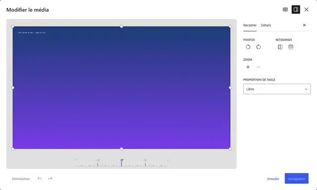 Fenêtre Modifier le média de WordPress 7.1.3 : image avec poignées de recadrage, réglette d'angle, onglets Recadrer et Détails, boutons Pivoter, Retourner, Zoom et Proportion de taille