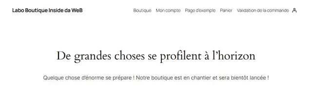 Page Boutique du labo vue par un visiteur pendant le mode bientôt disponible : titre De grandes choses se profilent à l'horizon et le texte Quelque chose d'énorme se prépare, avec le menu du thème qui liste déjà Panier et Validation de la commande
